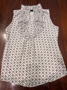 White House Black Market Black & White Geometric Ruffled Sleeveless Blouse